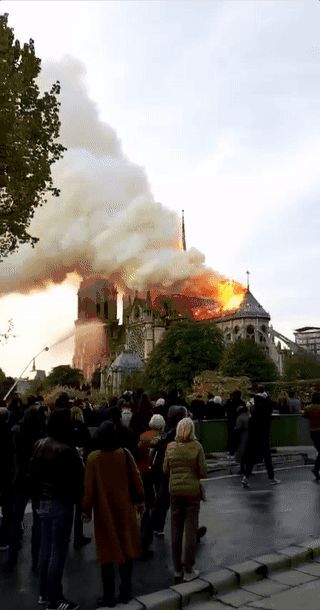 火烧巴黎圣母院，引燃中国媒体头条！